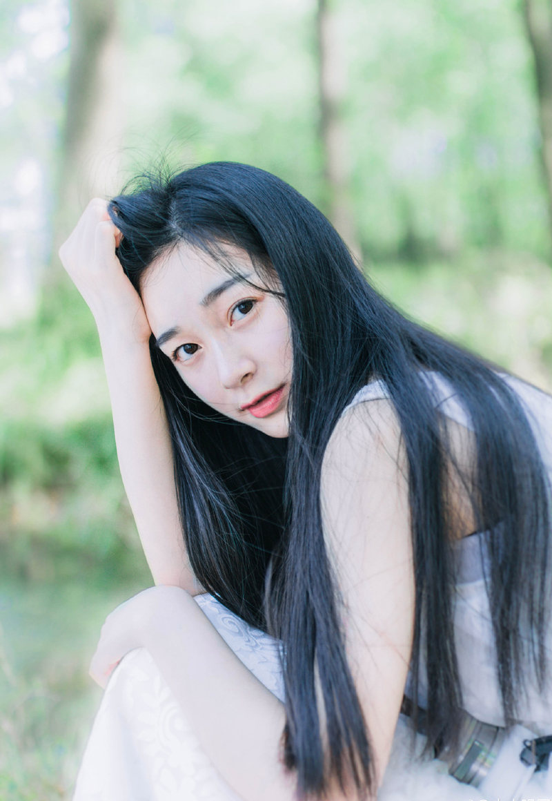 曾认为即使穷困潦倒走头无路，亲情就是最后的稻草，也会伸出温暖的双手。现在慢慢才知道，变质了的亲情就只剩无情了，疏远和冷漠才是真正的面孔!实力永远决定你在亲情中的位置!任何时候只能相信自己。